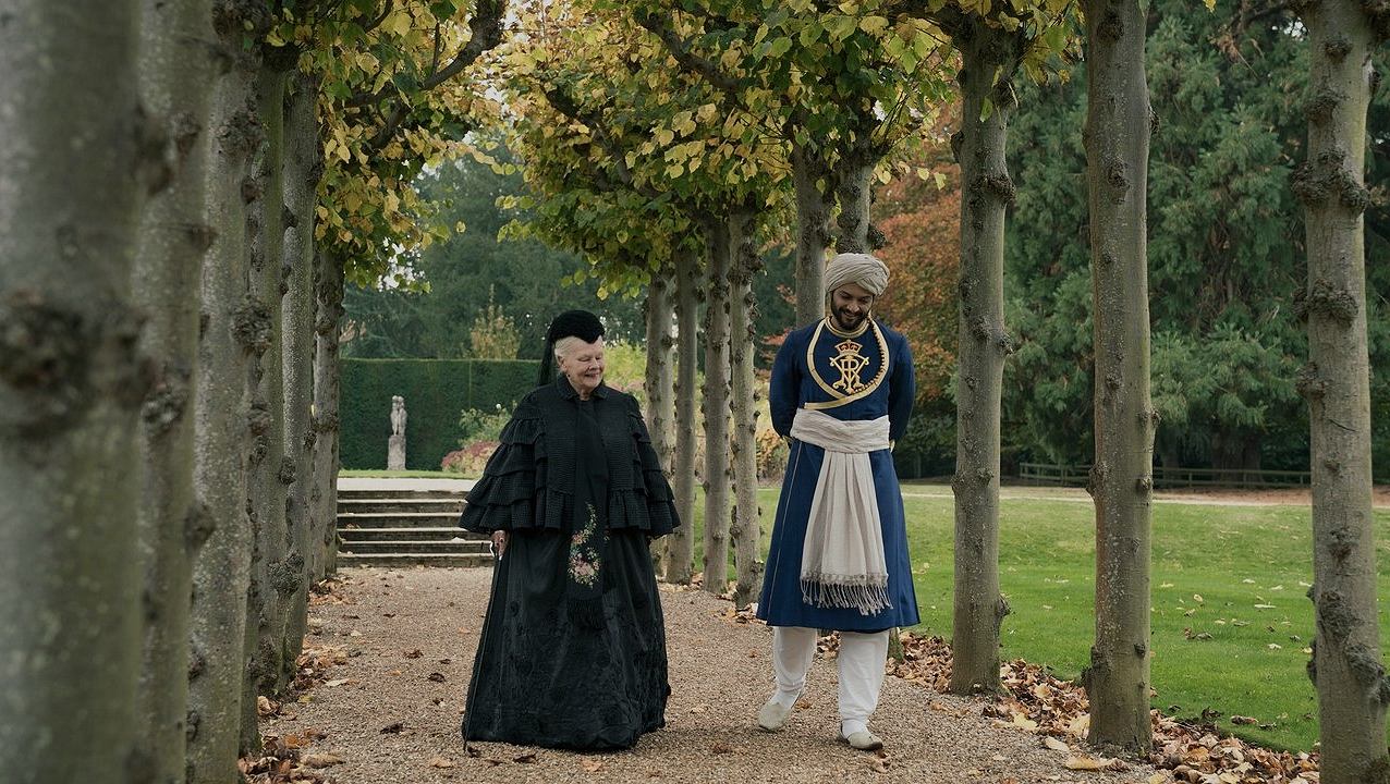 เมื่อราชินีอังกฤษตกหลุมรักข้ารับใช้อินเดีย: รีวิว Victoria & Abdul (2017) มิตรภาพข้ามชนชั้นที่สั่นคลอนบัลลังก์